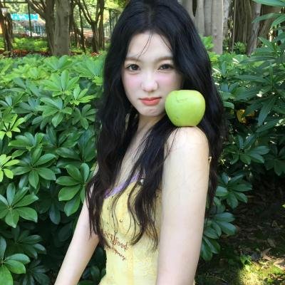 濠河边上的女人